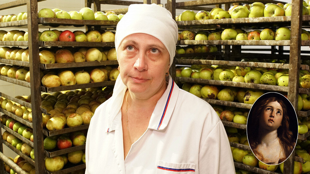 Технолог Галина Михайловна Кострыкина и вымытые яблоки перед отправкой в печь. Галине Михайловне показалось, что она на снимке получилась не очень удачно. Но наш фотограф Сергей Валентинович Леонтьев сделал этот кадр далеко не случайно — а с аллюзией на изображения святых. В овале — «Мария Магдалина» Гвидо Рени.