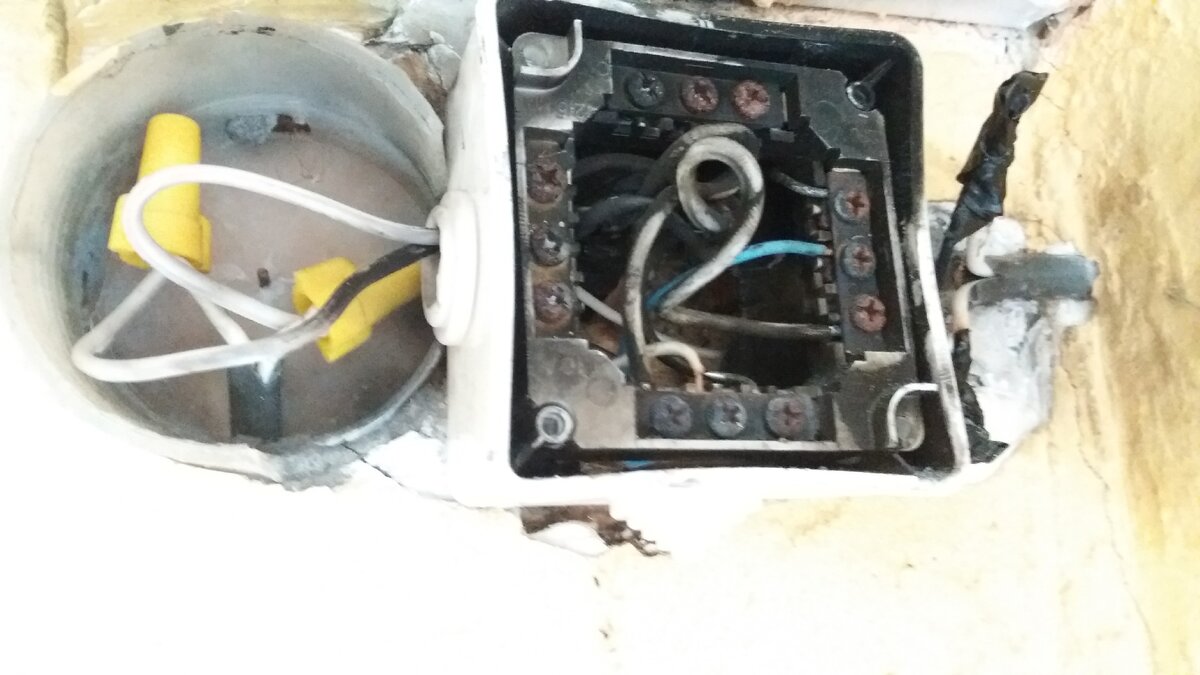 Вот такую коробка была вычислена при измерении петли "фаза - нуль" в офисном здании. Она еще работала.