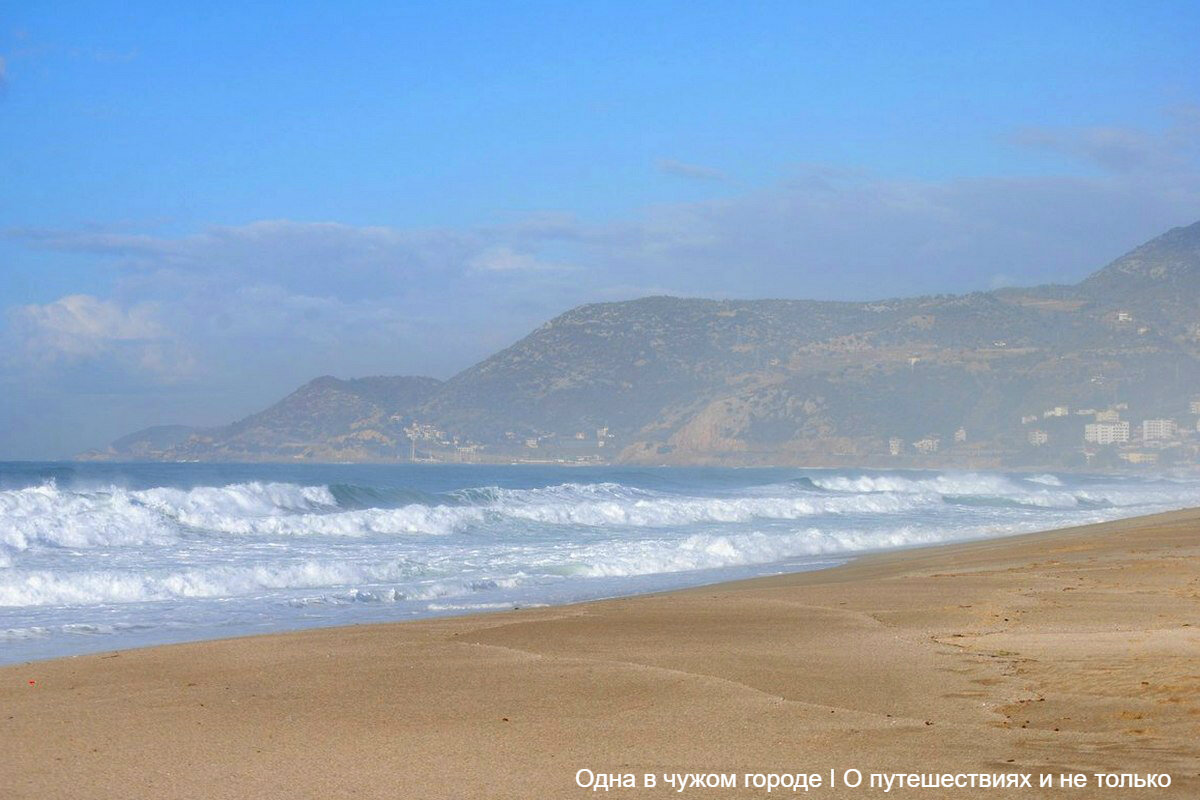Хотя, когда волны успокаивались, отдельные личности в нем все-таки купались. Мы не рискнули (ограничились прогулками и пробежками вдоль пляжа).