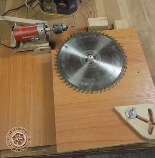 Мое первое приспособление для заточки дисков.  Просто, но функционально. В качестве полозьев использовал шариковые направляющие для ящиков.