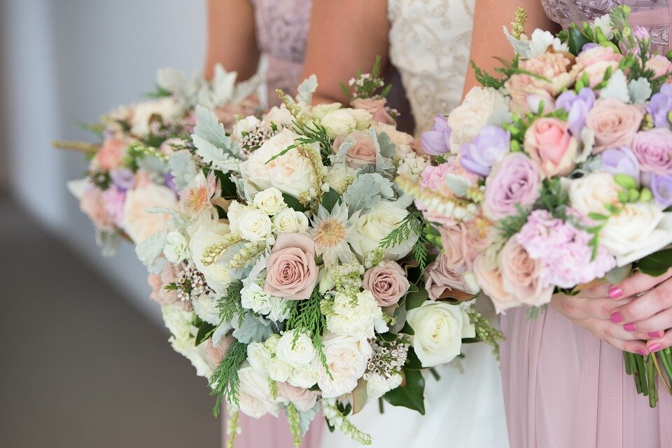 https://cdn.pixabay.com/photo/2017/02/09/11/47/wedding-flowers-2051724_960_720.jpg