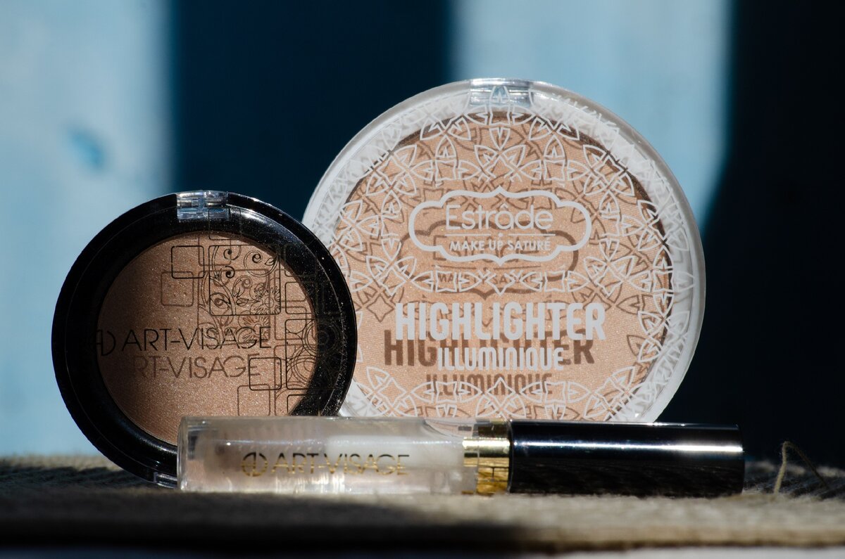 На фото - тени Top dream #120, хайлайтер Estrade #310. Оба оттенка для "тёплых" девочек