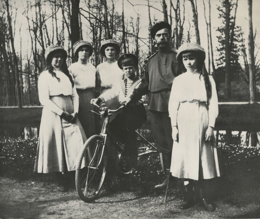 Николай II с детьми на прогулке
Неизвестный автор,  1912 - 1915 год, МАММ/МДФ.