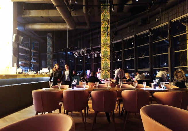 Новый кламурный ресторан, не подходящий для первых свиданий - вас не оставят в покое.Каждые 5-10 минут будут подходить.