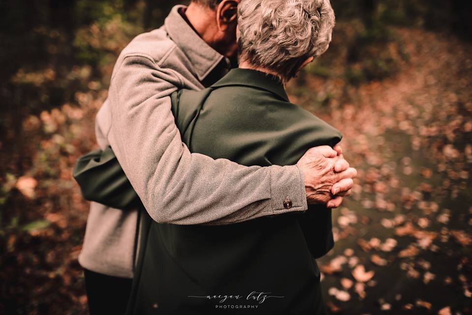 Обнять старшего. Пожилые влюбленные пары. Влюбленная пожилая пара. Фотосессия пожилых пар. Пожилые обнимаются.