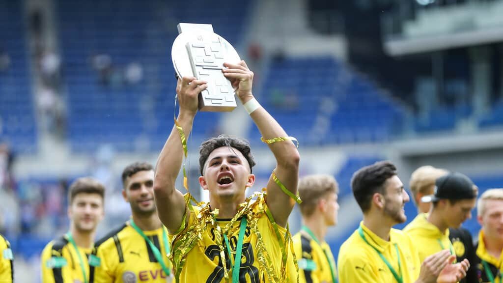 Дарио Скудери с трофеем 