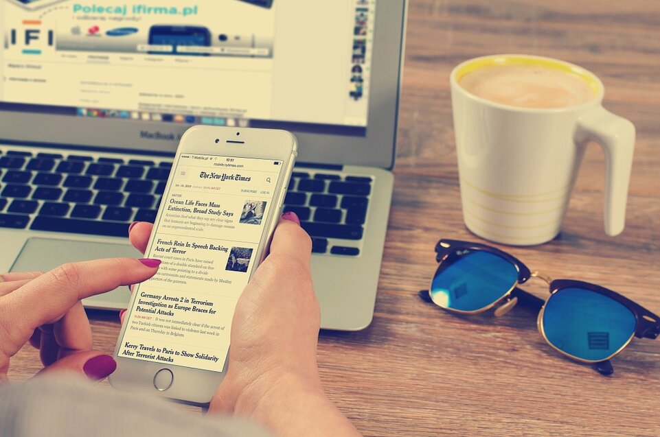 https://cdn.pixabay.com/photo/2015/01/28/22/16/workplace-615375_960_720.jpg