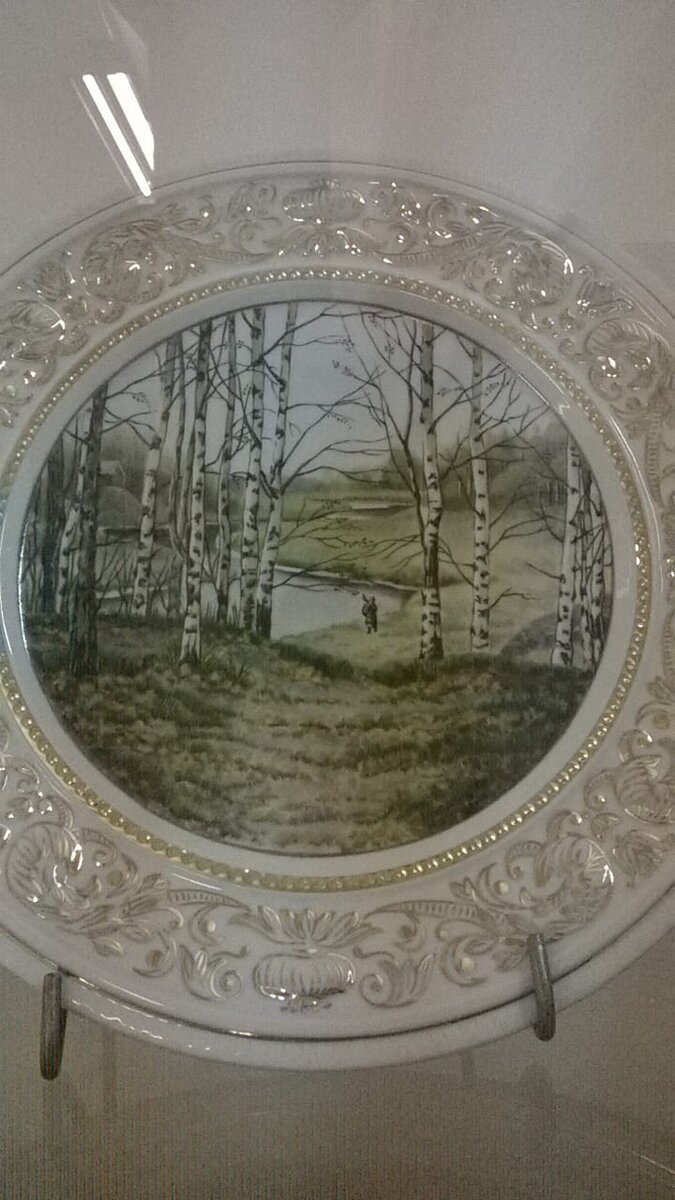 За роспись такого блюда платили 1000 рублей,продавалось оно за 12000 рублей