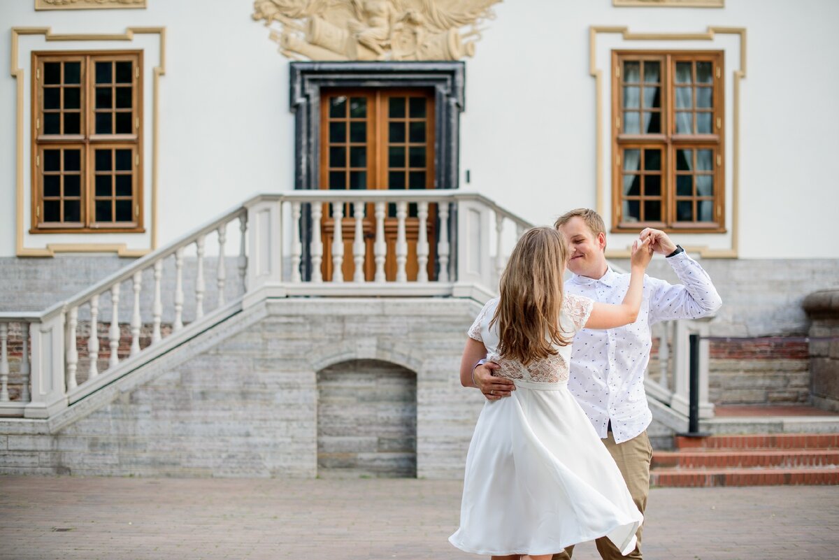 Купи на эти деньги патефон. И где-нибудь на свете потанцуй.