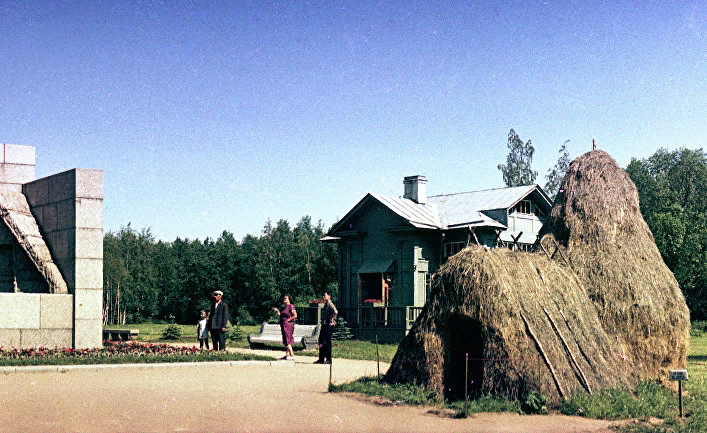 Ленин живет в шалаше. Музей шалаш Ленина. Музей шалаш Ленина в разливе. Музей сарай Ленина в разливе. Памятник Ленину музей шалаш.