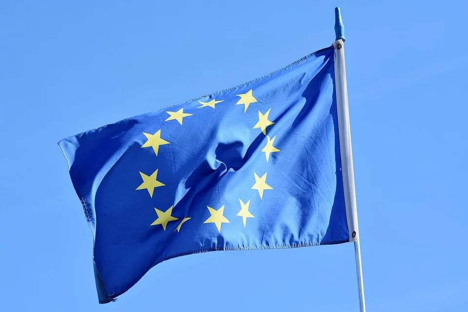 https://cdn.pixabay.com/photo/2018/05/03/10/18/flag-3370970_960_720.jpg