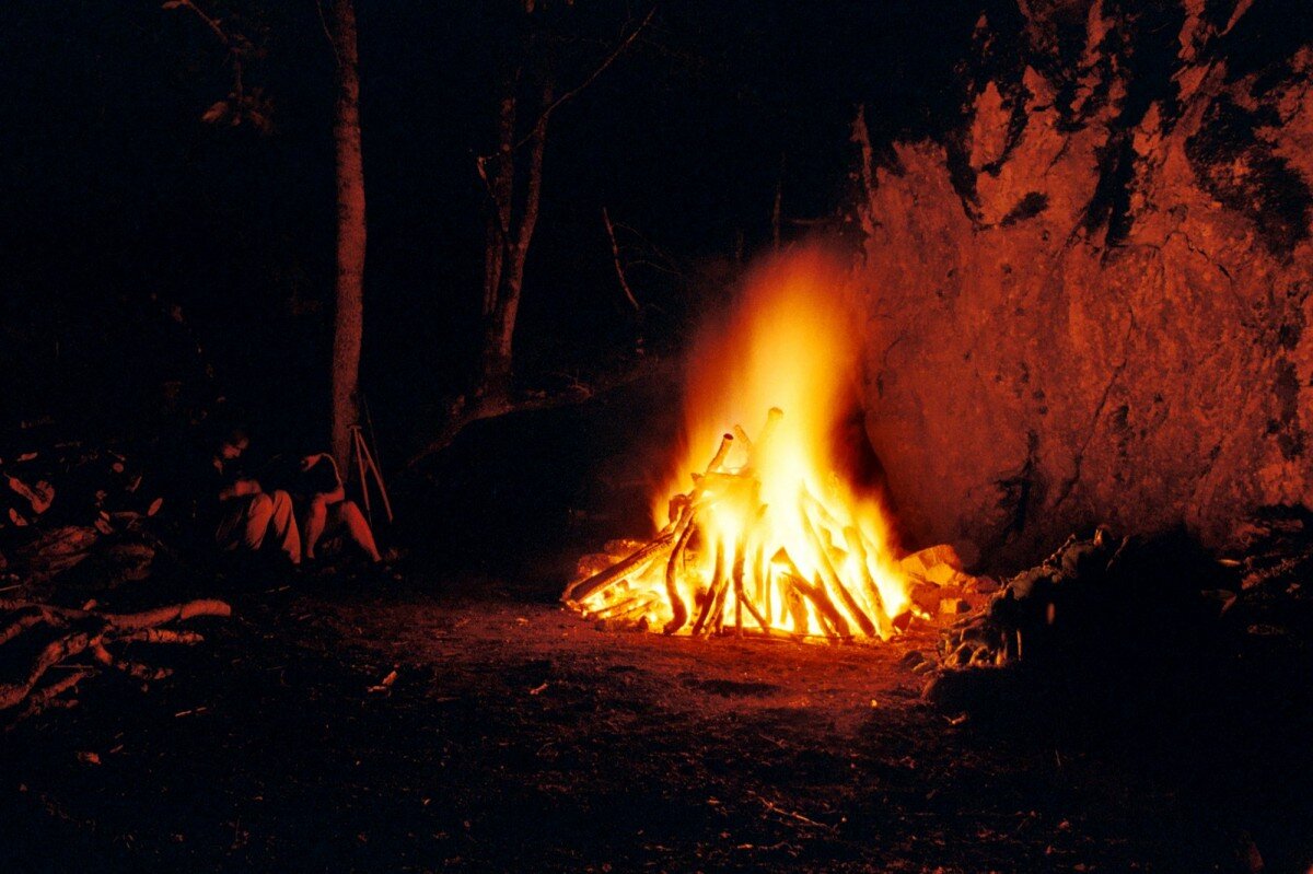 https://c.pxhere.com/photos/d5/20/fire_night_rock_ritual_seminar_wilderness_adventure_sweat_lodge-726425.jpg!d