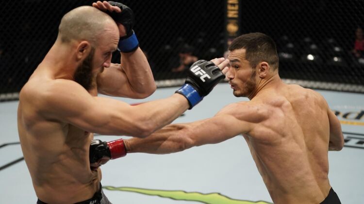 29-летний Мурадов – первый представитель Узбекистана в UFC. Для Махмуда это второй поединок в UFC и вторая победа.

На последней минуте третьего раунда боец активизировался, провел серию мощных ударов и вырубил оппонента мощнейшим выпадом с правой в подбородок – американец моментально отключился.