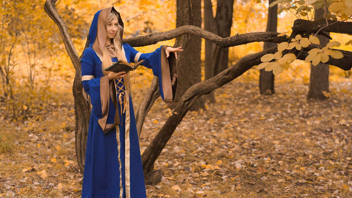 171. Экстрасенс в лесу с книгой заклинаний.