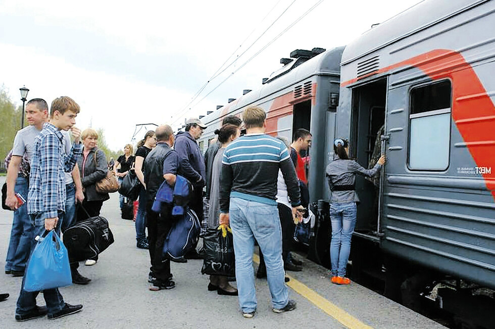 Ростов ехал на поезде. Люди на вокзале. Пассажиры на перроне. Посадка пассажиров в поезд. Провожающие на вокзале.