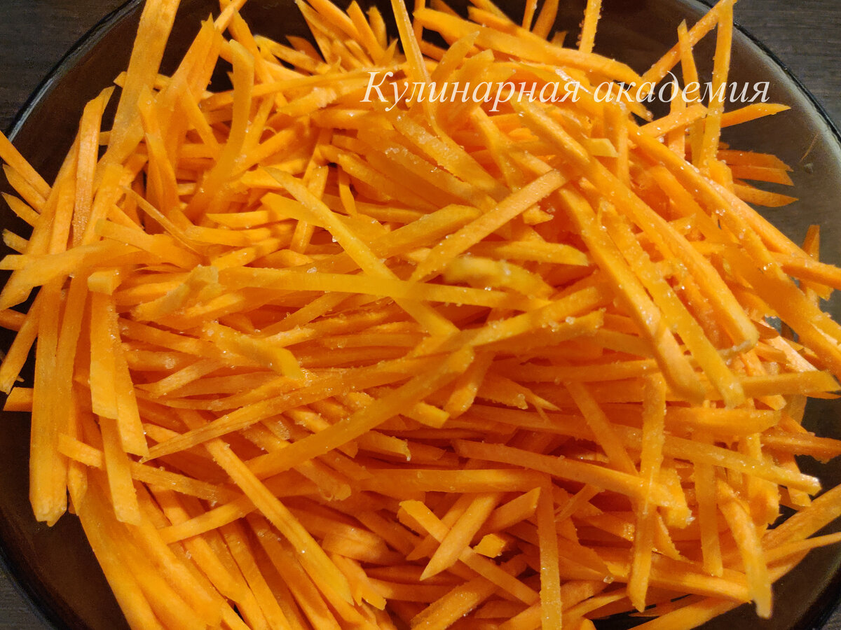 Мешаем, при этом как бы слегка разминая морковь, чтобы она дала сок.