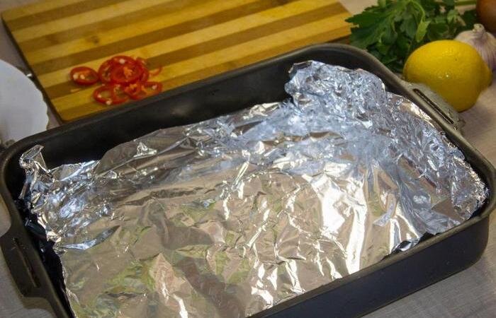 Какой стороной правильно класть фольгу на противень - матовой или глянцевой.