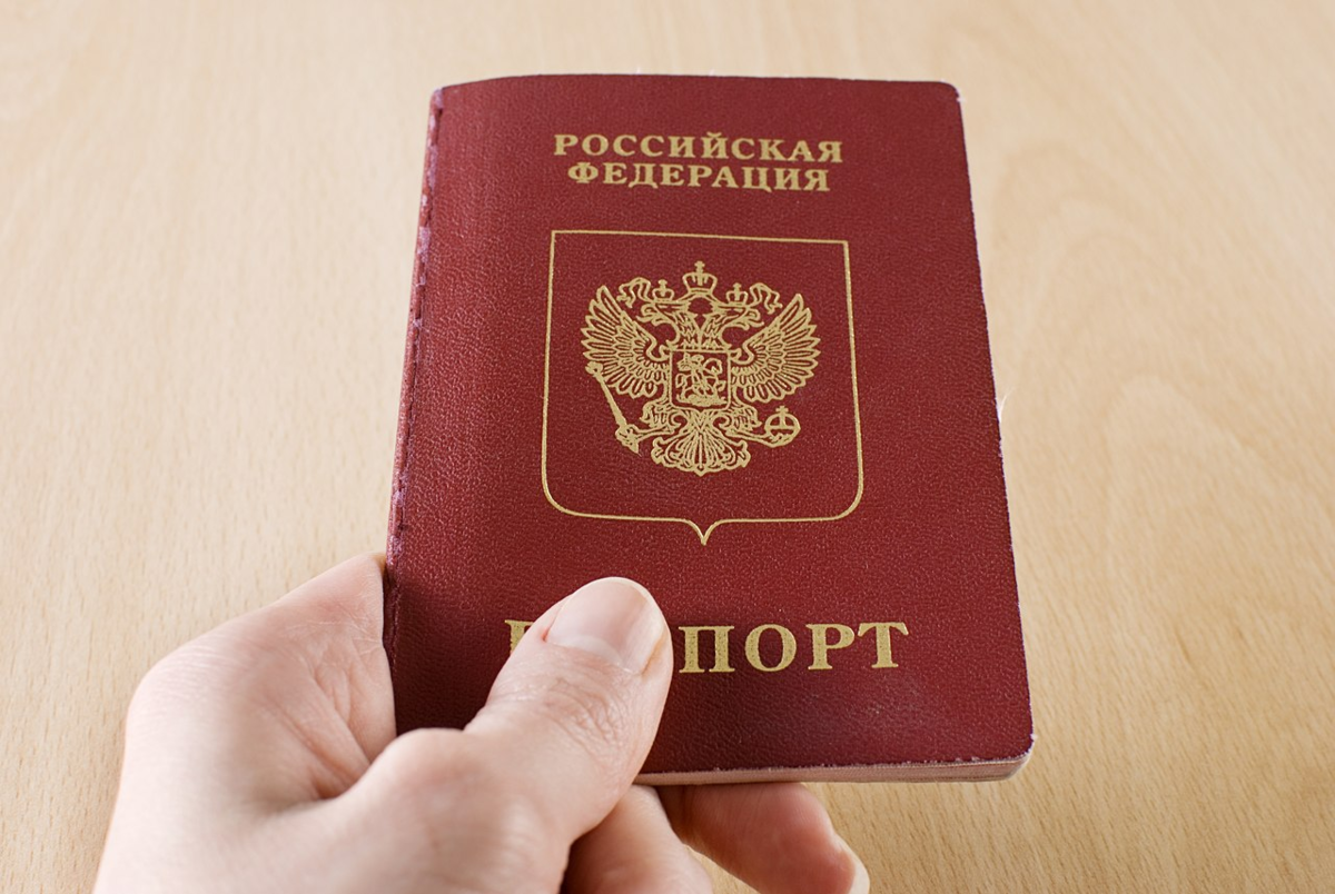 Russia passport. Паспорт в руках. Российский паспорт в руках. Регистрация паспорта. Фото на паспорт.