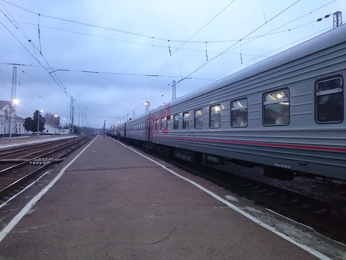 Москва крымск поезд. Российские и украинские поезда. Москва Владикавказ РЖД. Поезд Москва Владикавказ. Поезд Владикавказ.