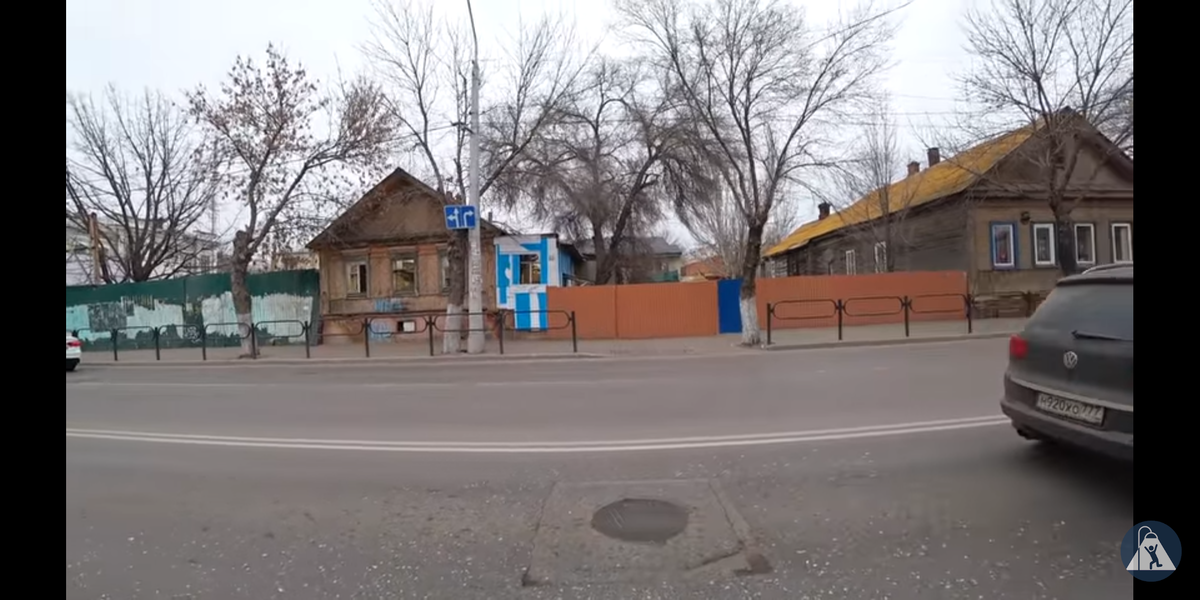 "Пристройки, они все ужасные, но есть простой секрет покрасьте всё в черный цвет...."