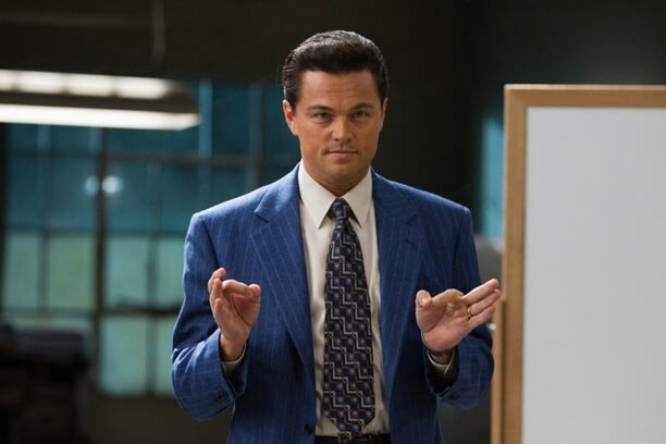 Лектор обращается к публике правильно. Жесты открыты и не демонстрируют власть, пиджак расстегнут, выражение лица доброжелательное, поддерживается зрительный контакт с аудиторией. Такого руководителя воспримут хорошо. 