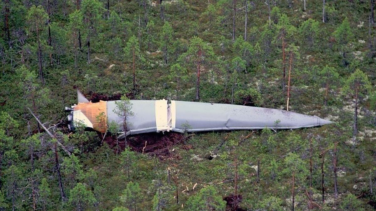 Сломанная ракета рисунок. Ступень от ракеты. Упавшая ступень от ракеты. Ракета карикатура. Ракета мультяшная.