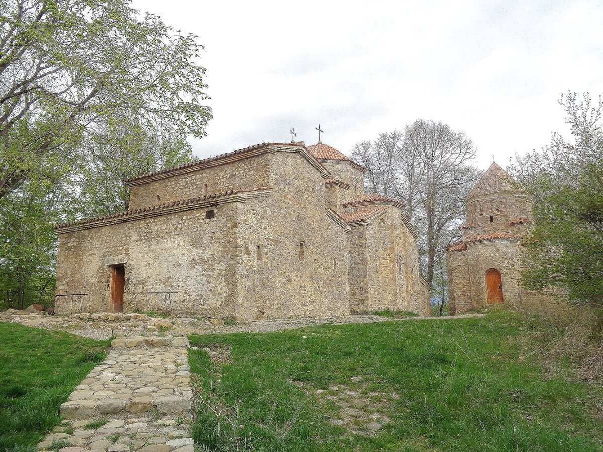 Монастырь Старая Шуамта: базилика V в и две крестово-купольные церкви нач.VII в.