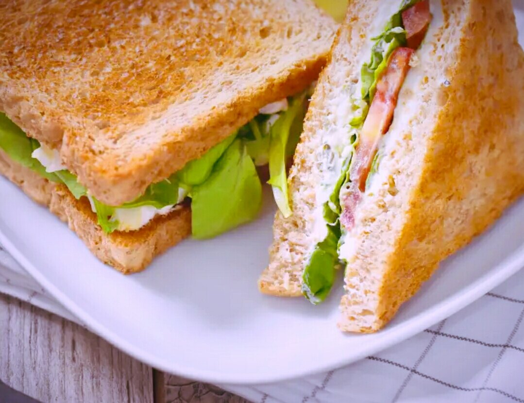 Худеем вкусно. ПП сэндвич с яичным салатом и помидорами. Отлично подойдёт  как на завтрак, так и на перекус | Алена Лукавая | Дзен