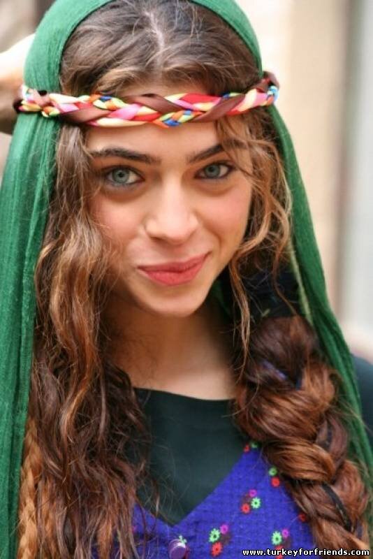 Актриса Ойкю Челик