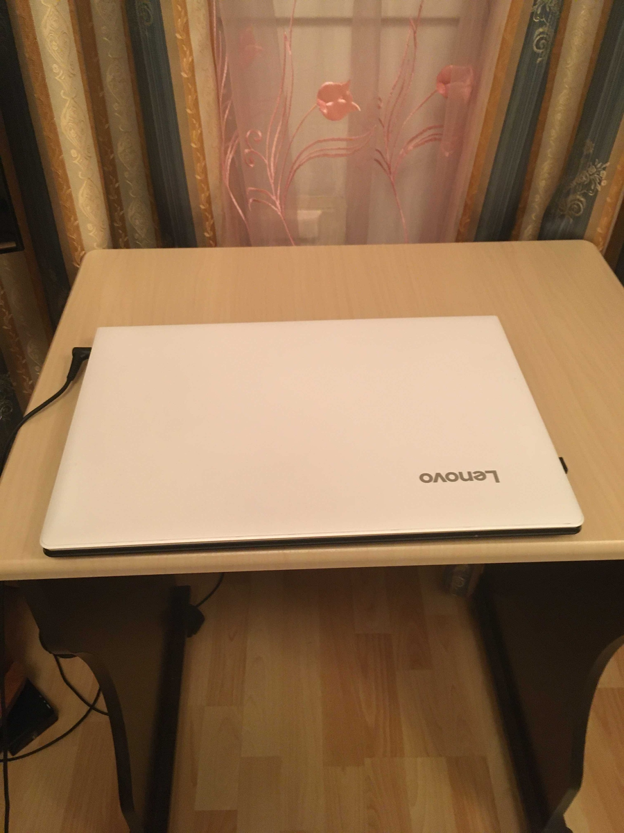 Mein Notebook ist weiβ / My notebook is white. 