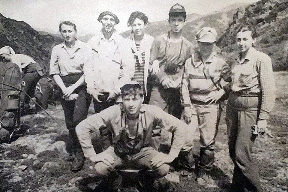 Молодые и горячие любители приключений и гор... Увы, из этого похода было суждено вернуться далеко не всем. Точнее - почти никому. 