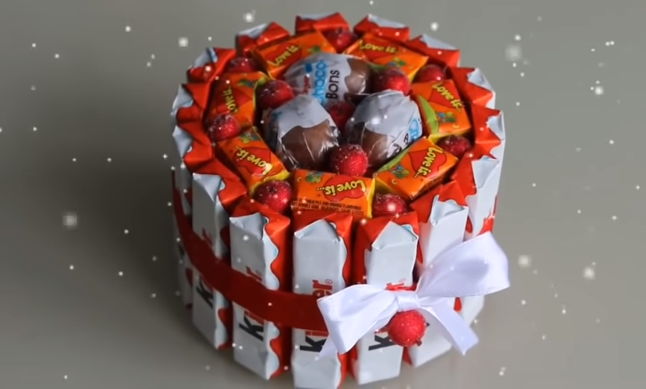 Мини торт из Kinder и Love Is.