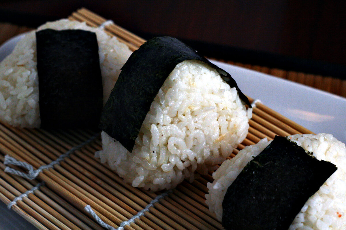 Японская пшеничная. Онигири Эстетика. Рис в Японии. Японская кухня онигири. Онигири снежный краб.