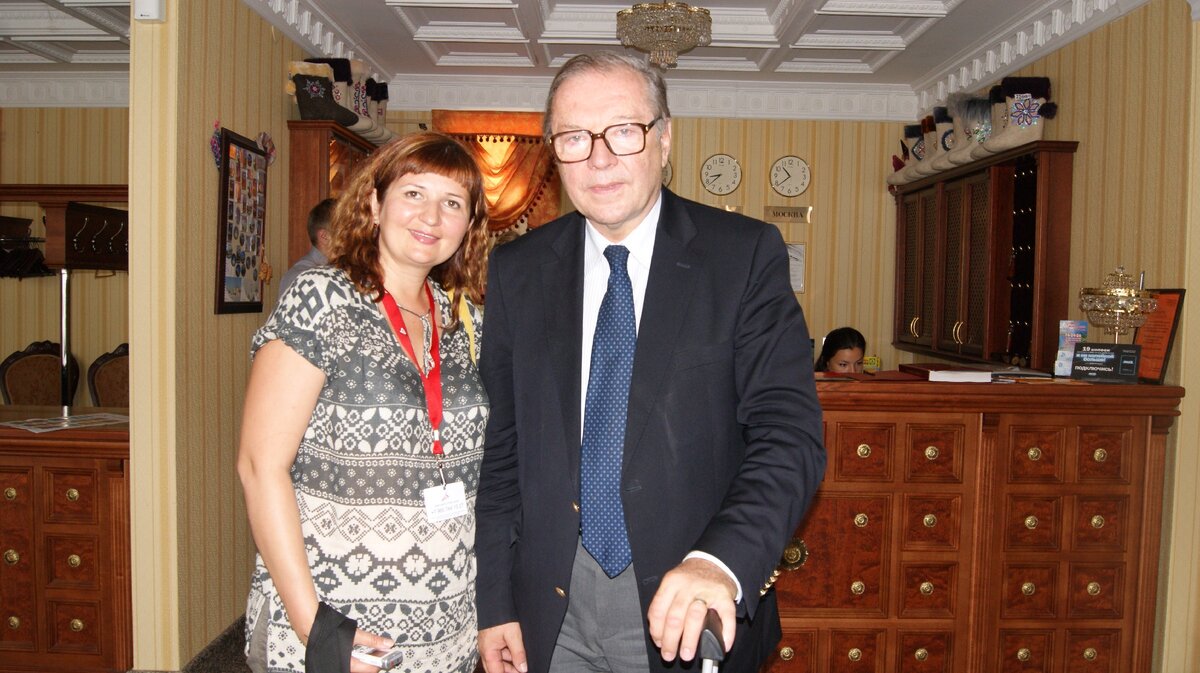 Режиссёр Кшиштоф Занусси свободно говорит на восьми языках! В том числе - на русском!  Я брала у него интервью дважды - на кинофестивале и в частном самолёте.