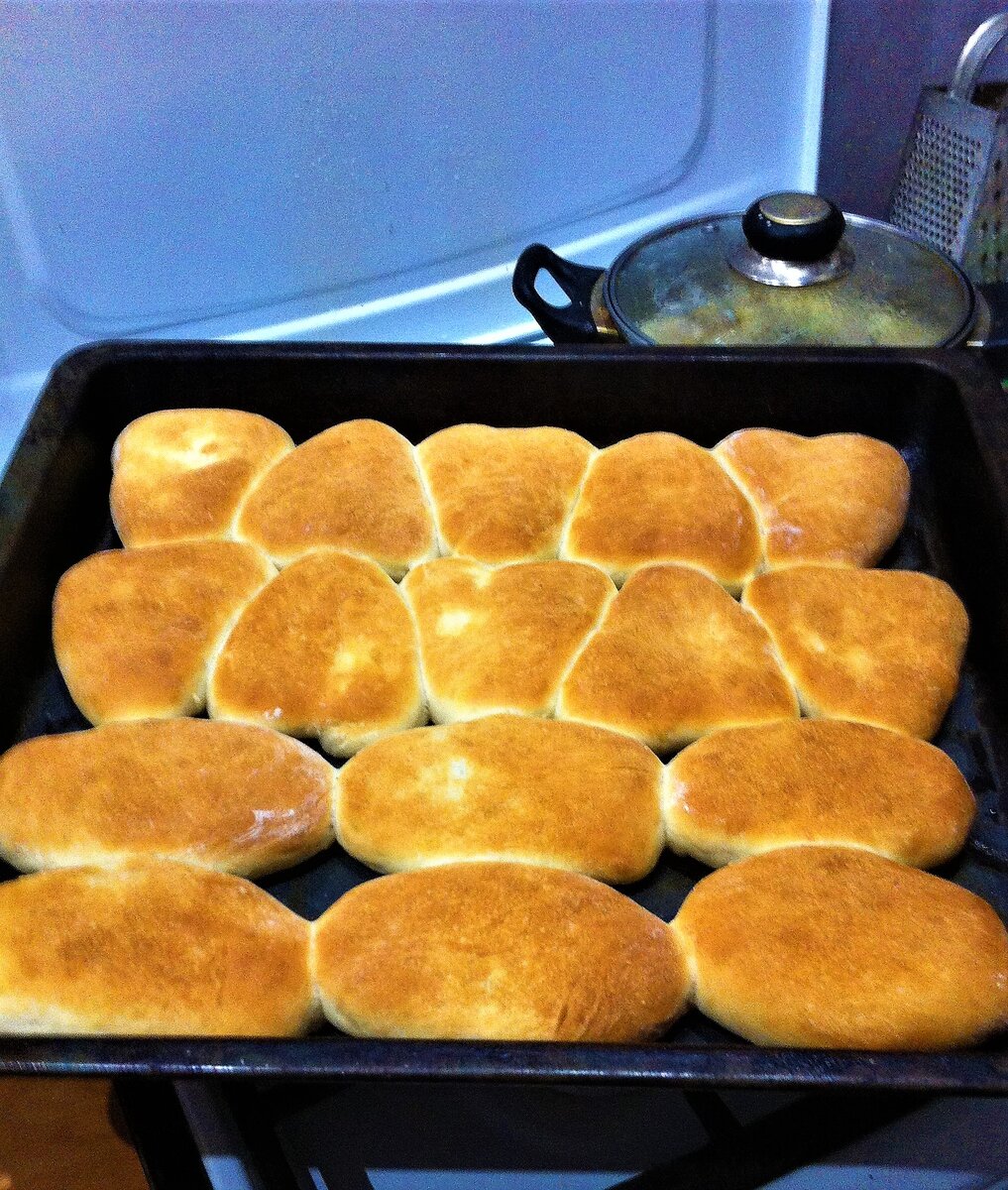 Пирожки с яйцом(треугольники) и с капустой - обычные