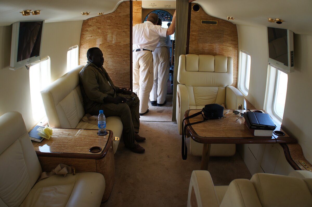 Вот на таких комфортных бортах приходилось катать различных шишек в Африке.Вот на таких комфортных бортах приходилось катать различных шишек в Африке. А потом где-то на дальней точке бац!..... ребелы вышвыривают бесцеремонно все напыщенное, нафуфыренное стадо и заставляют его плясать под свою дудку.... да бы неповадно было снова прилетать в их края без разрешения.  