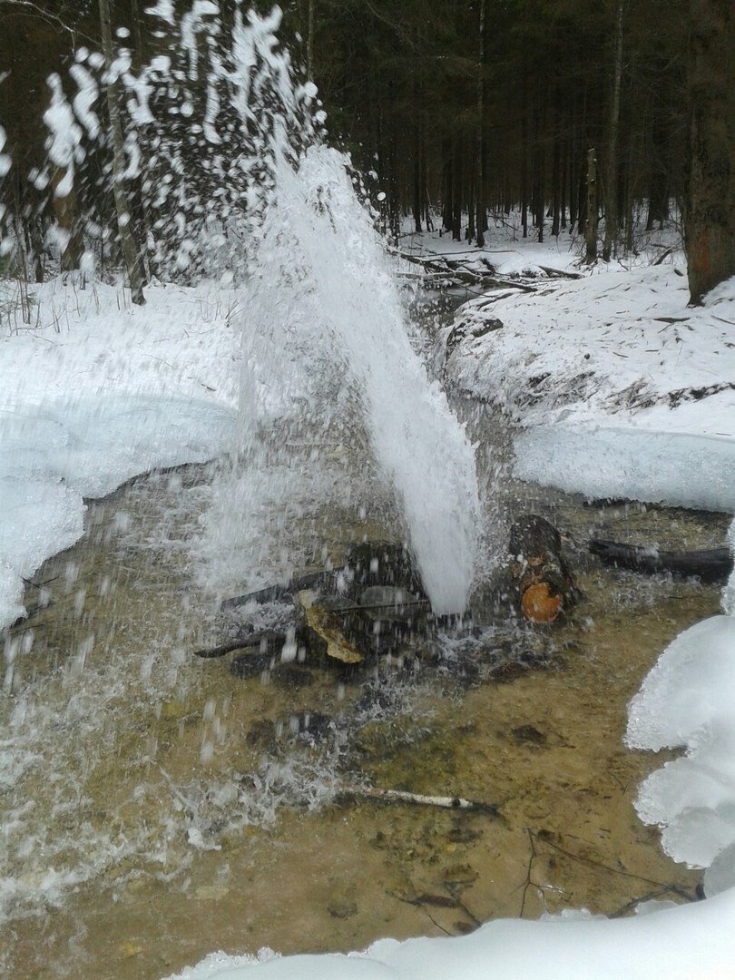 вот такой фонтан, как видно, вода чистейшая