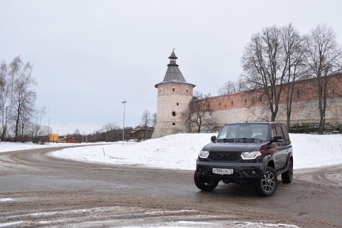 Хорошая точка, чтобы сфотографировать свой автомобиль у Зарайского Кремля, есть внизу, правее от главных ворот. А вот перед воротами всегда полно других машин, да и перспектива не та.