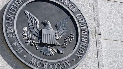 Комиссия по ценным бумагам и биржам США (SEC) наложила штраф в размере $500 000 на блокчейн-стартап Enigma MPC, который привлек $45 млн в ходе токенсейла в 2017 году. Об этом сообщается на официальном сайте регулятора.
Как отмечается, организаторы Enigma согласились вернуть активы «пострадавшим инвесторам», которые обратятся к ним с соответствующими заявлениями, зарегистрировать токен ENG в качестве ценной бумаги, периодически отчитываться перед ведомством и выплатить $500 000 штрафа. SEC утверждает, что в 2017 году Enigma продавали токены ENG, являвшиеся на тот момент ценными бумагами, и не подпадали под исключительные условия проведения кампании.

«Все инвесторы имеют право получать доступ к определенной информации от эмитента в связи с предложением ценных бумаг, будь то традиционные или новейшие вариации. Меры возмещения в сегодняшнем решении позволяют ICO-инвесторам получить компенсацию и информацию, на которую они могут рассчитывать при принятии инвестиционных решений», – сказал замдиректора отдела правоприменения SEC в бостонском региональном офисе Джон Дуган.

Engima, со своей стороны, в блоге заявили, что организуют процесс возмещения средств в ближайшее время.

CEO Engima Гай Зискинд сообщил, что сегодняшнее объявление стало «кульминацией продолжительной серии дискуссий с SEC».

«Благодаря этому команда сможет вернуть все свое внимание и энергию нашей изначальной и сохраняющейся миссии: создавать революционные решения в области приватности, которые позволят повысить распространение и практическую ценность децентрализованных технологий во благо всем», – добавил он.

Стоит отметить, что два года назад блокчейн-стартап Enigma анонсировал технологию «секретных контрактов».

В том же году Enigma подорожала на 25% на новостях о сотрудничестве с Intel.

Позже Enigma в тестовом режиме запустила блокчейн «секретных контрактов».