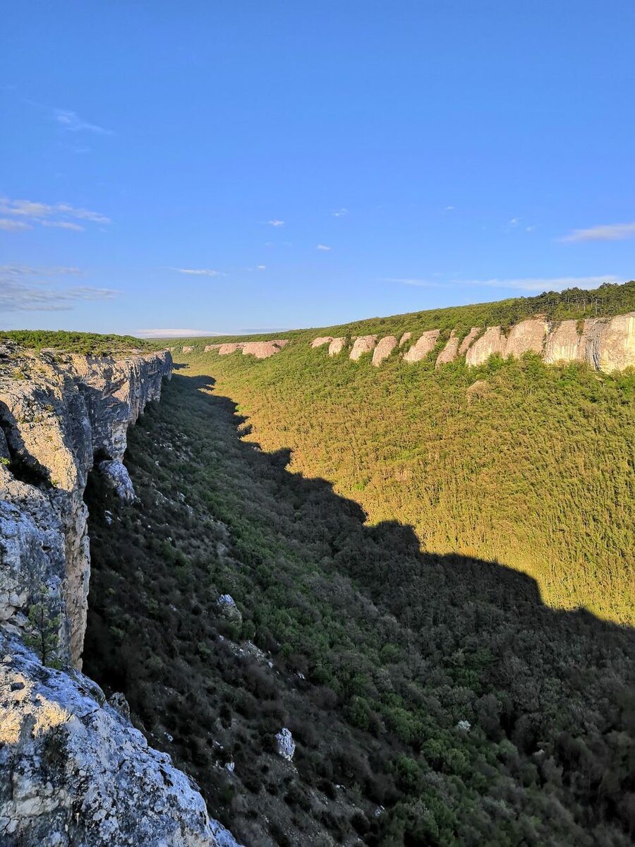 За курганом блеснула ложбина