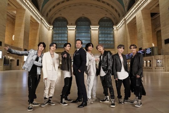 BTS, JIMMY FALLON / Фото = Andrew Lipovsky/NBC
