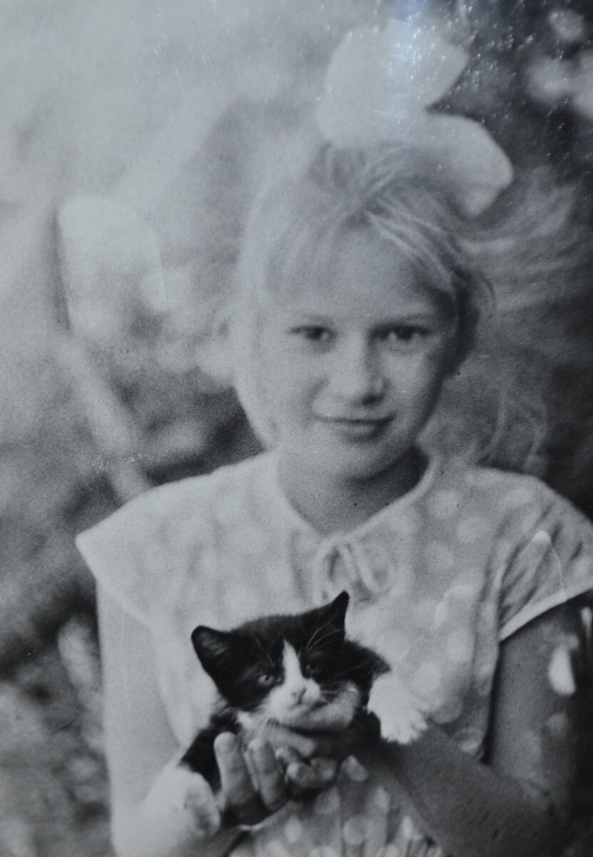 А это я с одним из котяток от бездомной кошки. Папа на память фотографировал свою безумно счастливую дочь.