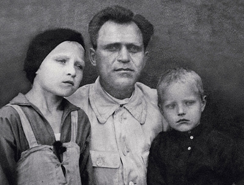 Римма Маркова ( слева) с отцом и братом Леней.