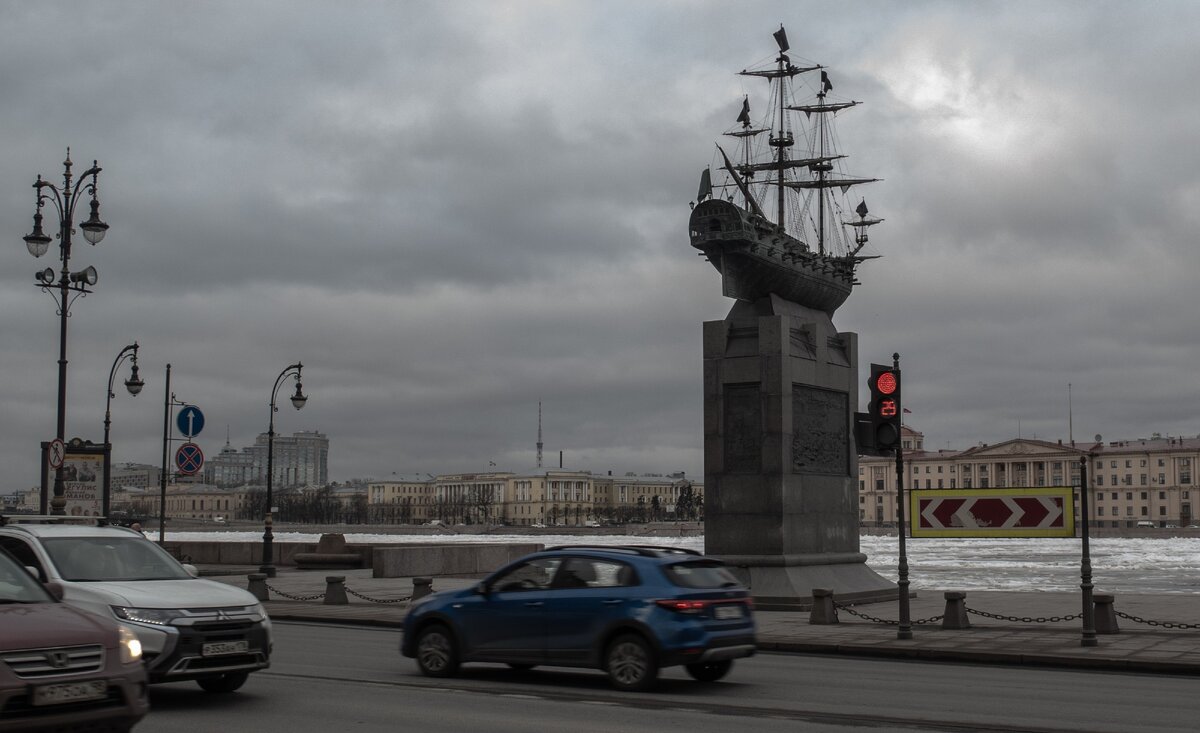 Подойти к "Полтаве" можно от ст. метро "Чернышевская" в сторону Невы.