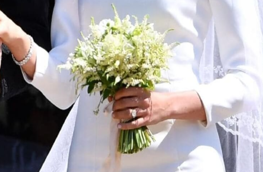 Чья свадьба была. Свадебный букет Меган Маркл. Свадебный букет Кейт Миддлтон. Меган на свадьбе с букетом невесты.