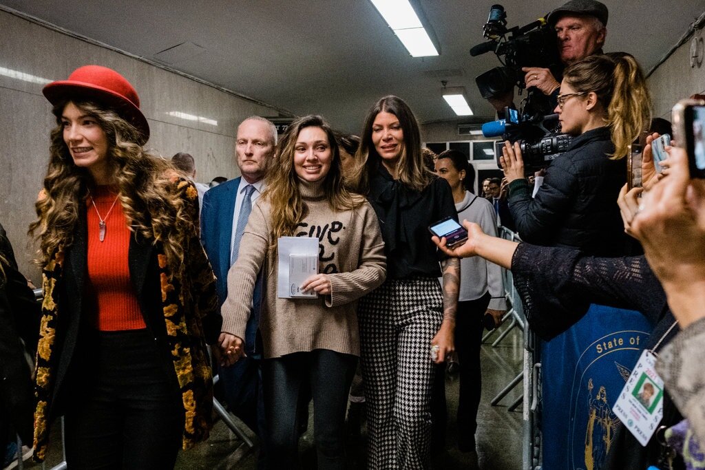 Джессика Манн  (в центре) покидает здание суда после приговора. @ Gabriela Bhaskar for The New York Times