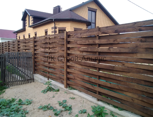 Опорные столбы в данном случае как и весь фасад ограждения установлены на бетонную армированную ленту.