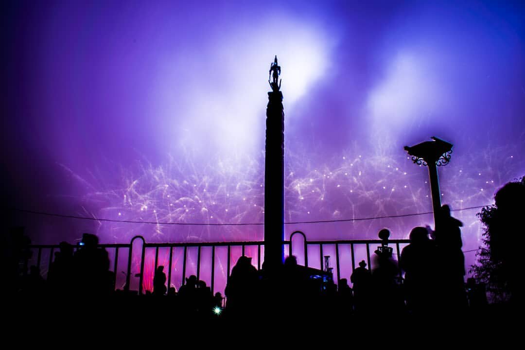 Запечатлел "падение Ангелов". Локация: Новая площадь Алматы.