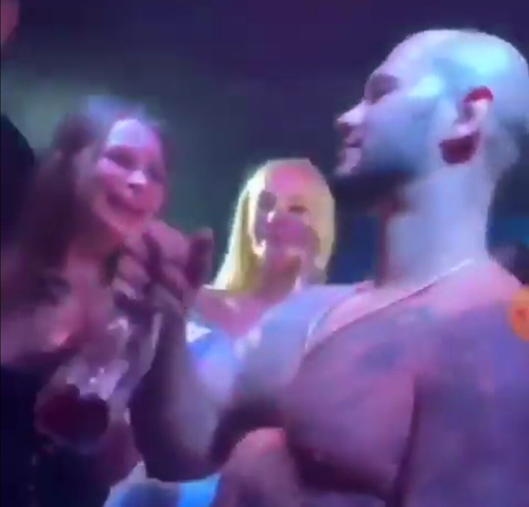 фото из клуба, где Джиган развлекается с девушками 