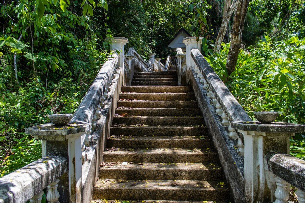 Колоритная лестница к водопаду